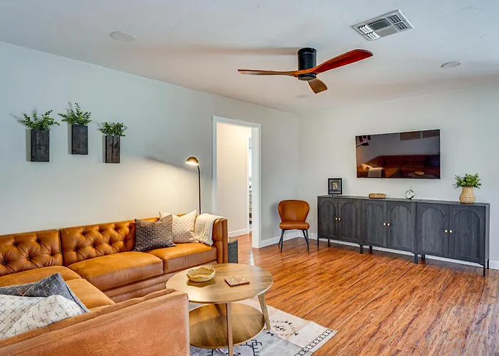 Holiday home Private Pool & Yard: Family Gem Near Asu!