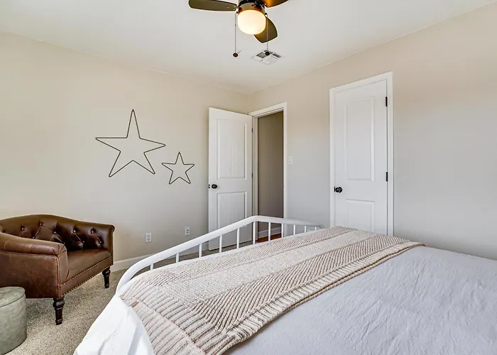 Private Pool & Yard: Family Gem Near Asu! *