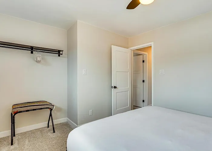 Private Pool & Yard: Family Gem Near Asu! Holiday home