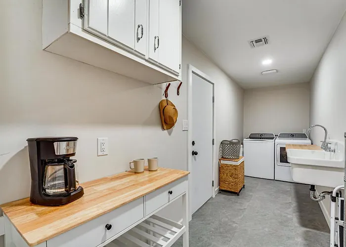 Private Pool & Yard: Family Gem Near Asu! Tempe