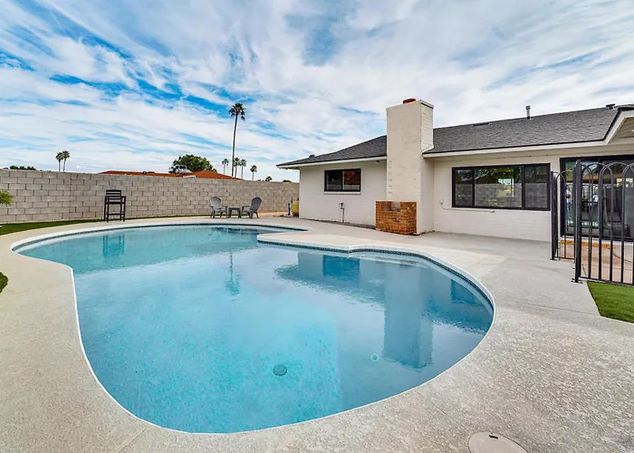 Private Pool & Yard: Family Gem Near Asu! Holiday home Tempe