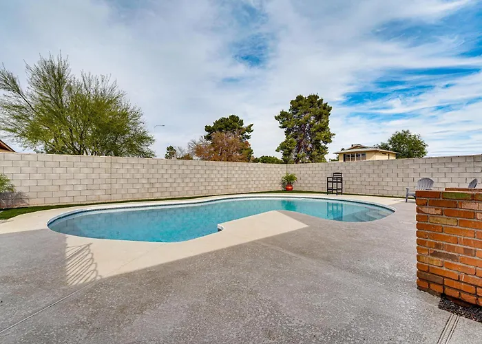 Private Pool & Yard: Family Gem Near Asu! Tempe